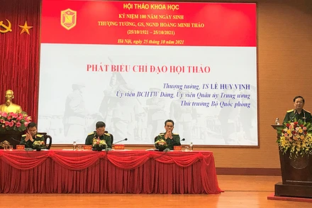 Thượng tướng Lê Huy Vịnh, Ủy viên Trung ương Đảng, Thứ trưởng Bộ Quốc phòng phát biểu tại hội thảo. 