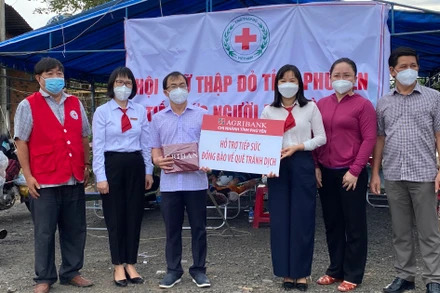 Tiếp sức người đi đường về quê.