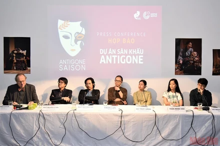 Buổi họp báo về dự án sân khấu "Antigone".