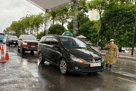 Phương tiện từ các tỉnh bạn lưu thông qua chốt kiểm dịch cầu Non Nước, thuộc TP Ninh Bình (Ninh Bình) bảo đảm thuận lợi.