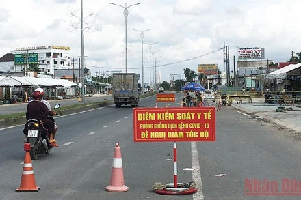 Tỉnh Bến Tre vẫn duy trì chốt kiểm soát tại cầu Rạch Miễu để kiểm soát người và phương tiện ra, vào.