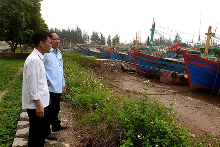 Kiểm đếm tàu thuyền vào nơi tránh trú an toàn tại khu vực ven biển huyện Hải Hậu, tỉnh Nam Định.