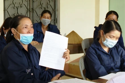 Các công nhân đã có đơn phản ánh về việc mình bị đơn phương chấm dứt hợp đồng lao động.