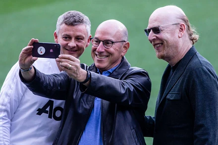 Huấn luyện viên Solskjaer chụp ảnh cùng hai anh em nhà Glazer, đồng Chủ tịch MU. (Ảnh: TheAthletic) 