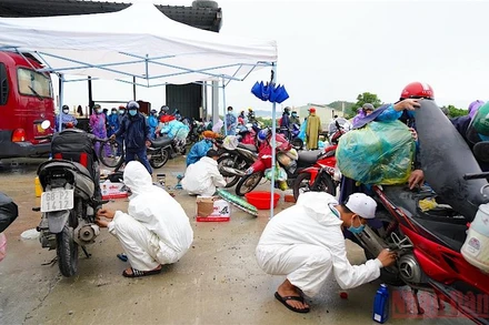 Đội SOS sinh viên đặc biệt tại Đà Nẵng đang cứu hộ xe máy cho người dân qua TP Đà Nẵng.