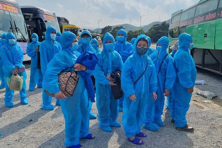 Những chuyến xe đưa người dân về qua TP Đà Nẵng, xuất phát từ Trạm trung chuyển hầm Hải Vân.