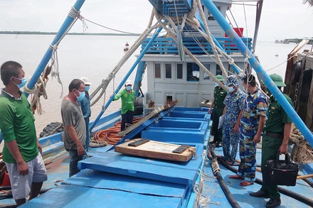 Tổ tuần tra tiến hành kiểm tra phương tiện vận chuyển dầu trái phép.