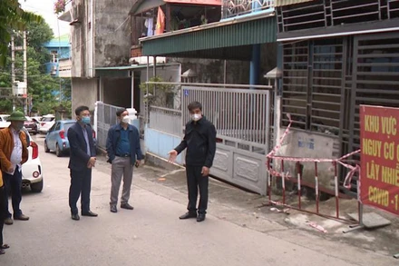 Lực lượng chức năng tiến hành phong tỏa nhà anh P.Đ.L ở tổ 2, khu 10, phường Hồng Hải, TP Hạ Long.