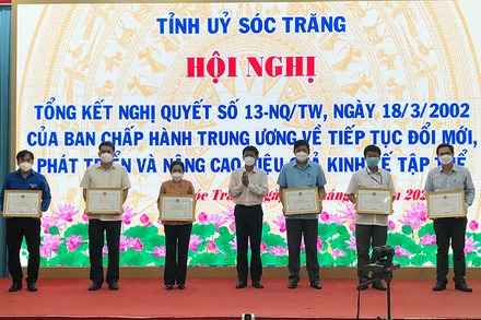Khen thưởng các tập thể, cá nhân của tỉnh Sóc Trăng thực hiện xuất sắc Nghị quyết 13 NQ/TW (Khóa IX).