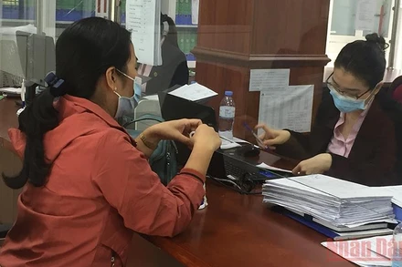 Giao dịch tín dụng Ngân hàng Chính sách xã hội huyện Quỳnh Lưu tạo điều kiện thuận lợi cho đối tượng học sinh, sinh viên có hoàn cảnh khó khăn tiếp cận vốn ưu đãi.