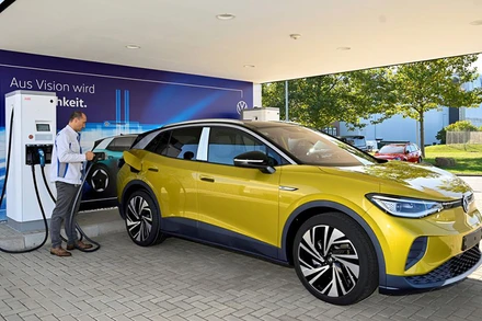 Nhân viên kỹ thuật làm việc tại dây chuyền sản xuất xe điện Volkswagen. (Ảnh: Reuters)