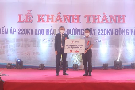 Tổng Giám đốc EVN Trần Đình Nhân trao số tiền 1 tỷ đồng của Tập đoàn ủng hộ tỉnh Quảng Trị phòng, chống dịch Covid-19.