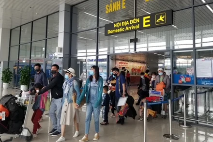 Hành khách tại nhà ga sân bay quốc tế Nội Bài (Hà Nội). 