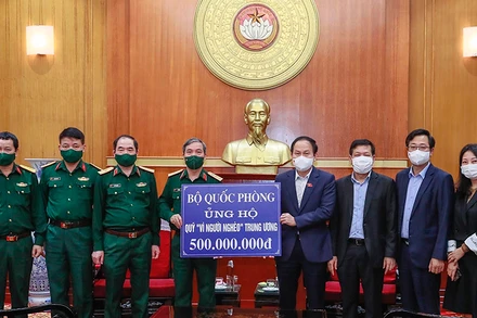 Trao biểu trưng số tiền 500 triệu đồng Bộ Quốc phòng ủng hộ Quỹ "Vì người nghèo" Trung ương. (Ảnh: Quang Vinh)