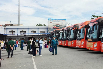 Người dân được các đơn vị hỗ trợ về quê miễn phí sáng 26/10 tại bến xe Miền Tây.