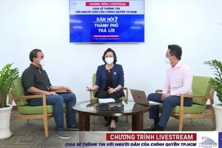 Phó Chủ tịch UBND TP Hồ Chí Minh Phan Thị Thắng (ngồi giữa) tại buổi Livestream “Dân hỏi - Thành phố trả lời”, tối 8/10.