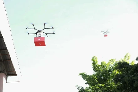 Thai Post thử nghiệm vận chuyển thuốc men bằng drone tại tỉnh Sing Buri.