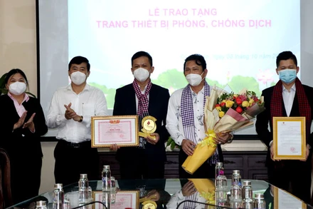 Chủ tịch UBND tỉnh Đồng Tháp Phạm Thiện Nghĩa trao Bằng khen và Thư cảm ơn Công ty Cổ phần Ô-tô Trường Hải. (Ảnh: VĂN KHƯƠNG)