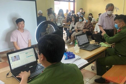 Công an quận Ba Đình thực hiện cấp căn cước công dân gắn chíp cho người dân. (Ảnh: LÊ TÚ)