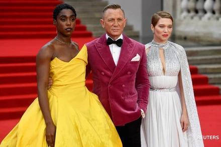 Nam diễn viên Daniel Craig và các nữ diễn viên trong phim tại buổi công chiếu phim. (Ảnh: Reuters)
