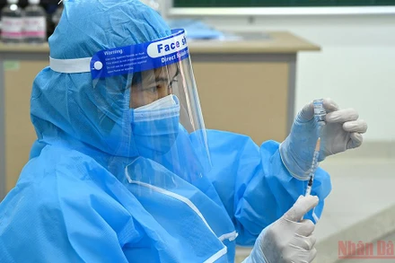 Tiêm vaccine cho người dân Hà Nội. (Ảnh: ĐĂNG ANH)