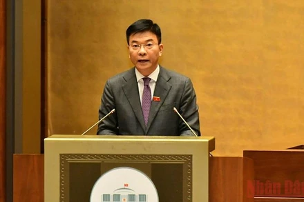 Bộ trưởng Tư pháp Lê Thành Long trình bày Báo cáo của Chính phủ về công tác phòng, chống tham nhũng năm 2021. (Ảnh: LINH NGUYÊN)