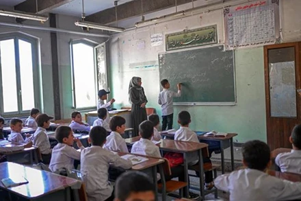 Một lớp học dành cho các nam sinh tại trường Istiklal ở Kabul, Afghanistan ngày 18/9. (Ảnh: TTXVN)