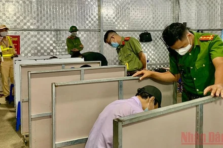 Người dân thực hiện khai báo y tế tại chốt kiểm soát phòng dịch đèo Pha Đin.