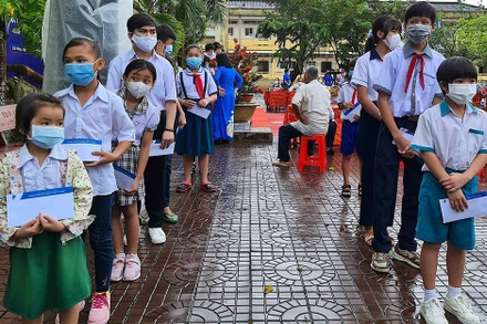 Học sinh tiểu học “vùng xanh” huyện Đầm Dơi thực hiện tốt “5K” ngày đầu tiên trở lại trường.