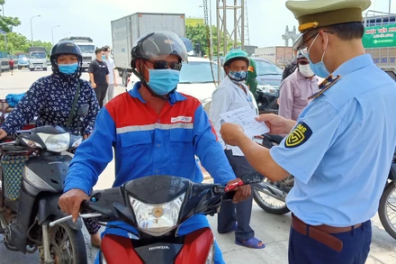 Tại chốt kiểm dịch liên ngành cầu Tân Đệ (giáp ranh tỉnh Nam Định).