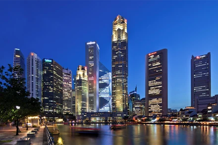 Tòa cao ốc One Raffles Quay, trung tâm thương mại One Fullerton tại Singapore, văn phòng Apple Renoir là một vài công trình do Koizumi cung cấp thiết bị chiếu sáng.