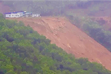 Hiện trường vụ sạt lở trên Quốc lộ 12 A ở Quảng Bình.