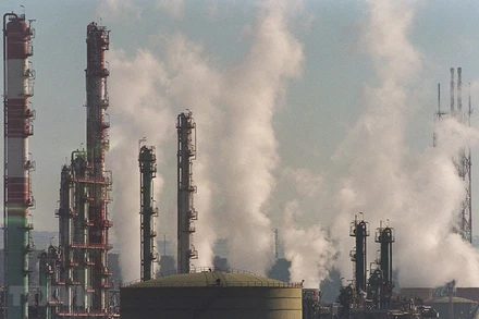 Khói bốc lên tại nhà máy hóa dầu ở Etang de Berre, Pháp. (Ảnh: AFP/TTXVN)