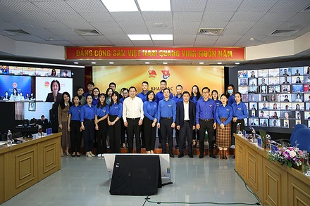 Đại biểu dự chương trình Giao lưu hữu nghị thanh niên Việt Nam – Trung Quốc chụp ảnh lưu niệm tại lễ khai mạc.