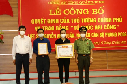 Đại diện lãnh đạo tỉnh Quảng Bình trao quyết định và bằng “Tổ quốc ghi công” cho thân nhân liệt sĩ Nguyễn Anh Tuấn.