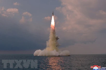 Một tên lửa đạn đạo kiểu mới được phóng thử từ tàu ngầm tại vùng biển ở Sinpo, Triều Tiên ngày 19/10/2021. (Ảnh: YONHAP/TTXVN)