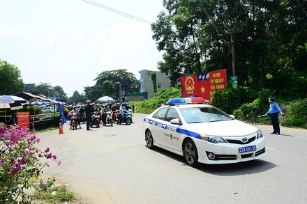 Các lực lượng chức năng bố trí phương tiện vận chuyển người dân.