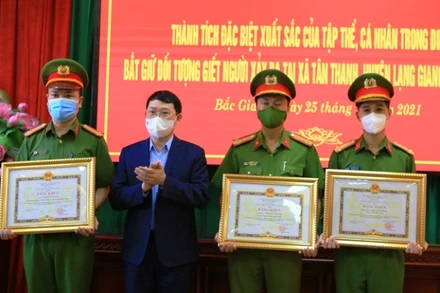 Trao thưởng cho lực lượng Công an tỉnh Bắc Giang.