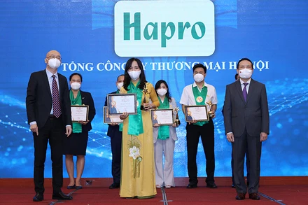 Bà Đỗ Tuệ Tâm, Phó Tổng Giám đốc Tổng công ty Thương mại Hà Nội tại lễ vình danh “Thương hiệu mạnh Việt Nam”. 