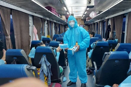 Đưa người dân Ninh Bình về quê. (Ảnh: Tổng Công ty đường sắt Việt Nam cung cấp)