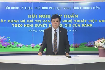 PGS, TS Nguyễn Thế Kỷ, nguyên Ủy viên Trung ương Đảng, Chủ tịch Hội đồng trình bày nội dung cơ bản, mục đích ý nghĩa của Bộ tài liệu tập huấn.
