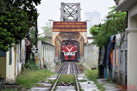 Sau 2 tháng nghỉ dịch, tàu khách Hà Nội - Hải Phòng hoạt động trở lại. 