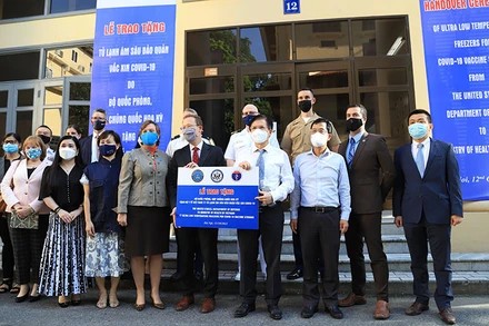 Các đại biểu tại lễ tiếp nhận.