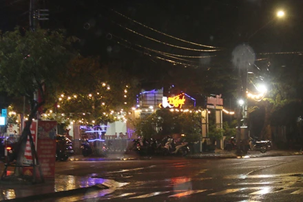 Tối nay, trời mưa, nhưng các quán ăn uống trên đường Lý Thường Kiệt, TP Tam Kỳ vẫn đông khách hơn mấy hôm trước.