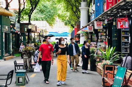 Đường Sách TP Hồ Chí Minh thu hút ngày càng đông du khách sau khi mở cửa trở lại.