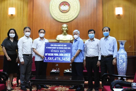 Bộ trưởng Ngoại giao Bùi Thanh Sơn trao tiền của cộng đồng người Việt và doanh nghiệp tại Fukuoka, Nhật Bản ủng hộ công tác phòng, chống dịch và Quỹ vaccine phòng Covid-19. (Ảnh: BNG)