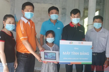 Học sinh có gia cảnh khó khăn được trao tặng máy tính bảng để phục vụ cho việc học tập. (Ảnh: MINH KHỞI)