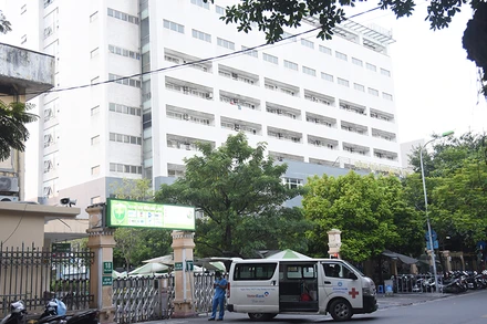 Bệnh viện Việt Đức tạm thời dừng tiếp nhận bệnh nhân mới, phong tỏa nhà D.