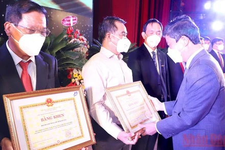 Chủ tịch UBND tỉnh Bình Dương Võ Văn Minh trao Bằng khen cho doanh nghiệp, doanh nhân tiêu biểu.