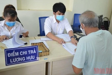 Cán bộ hưu trí nhận lương hưu tại một điểm chi trả lương hưu trên địa bàn TP Hồ Chí Minh.